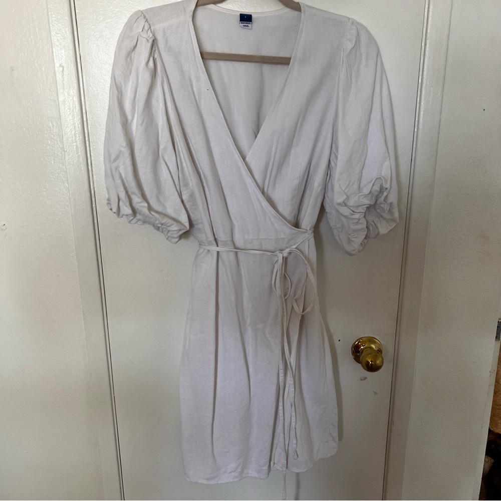 Old Navy White Wrap around dress. Size L
